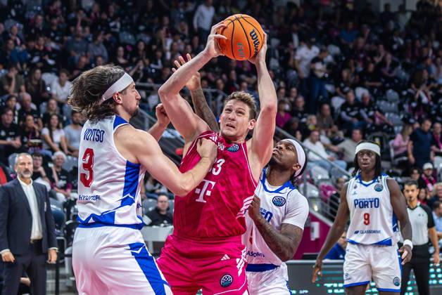 Patrick Heckmann (Telekom Baskets Bonn, 33) vs Vladyslav Voytso (FC Porto, 03), Thomas Bropleh (FC Porto, 09) Telekom Baskets Bonn vs. FC Porto, Basketball, Basketball Champions League, 01. Spieltag, 2026 2027, 07.10.2026 Telekom Baskets Bonn vs. FC Porto, Basketball, Basketball Champions League, 01. Spieltag, 2026 2027, 07.10.2026 Bonn Copyright: xEibner-Pressefoto GerhardxWingenderx EP_GWR