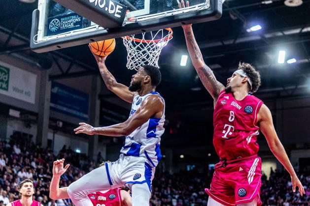 Xeyrius Williams (FC Porto, 20) vs Michael Kessens (Telekom Baskets Bonn, 06) Telekom Baskets Bonn vs. FC Porto, Basketball, Basketball Champions League, 01. Spieltag, 2026 2027, 07.10.2026 Telekom Baskets Bonn vs. FC Porto, Basketball, Basketball Champions League, 01. Spieltag, 2026 2027, 07.10.2026 Bonn Copyright: xEibner-Pressefoto GerhardxWingenderx EP_GWR