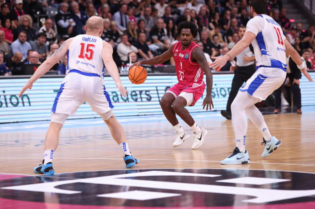 John-Michael Wright (Bonn) am Ball zwischen Tanner Omlid (Porto) und Miguel Queiroz (Porto), BCL, Telekom Baskets Bonn vs FC Porto, Bonn, 07.10.2026.