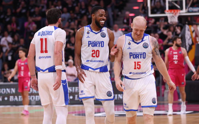 Pedro Machado (Porto) lacht neben Tanner Omlid (Porto), BCL, Telekom Baskets Bonn vs FC Porto, Bonn, 07.10.2026.