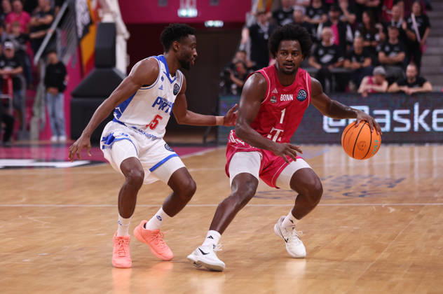 John-Michael Wright (Bonn) am Ball neben Childe Dundao (Porto), BCL, Telekom Baskets Bonn vs FC Porto, Bonn, 07.10.2026.
