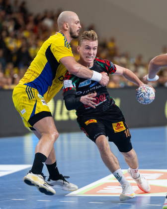 KIELCE, POLAND - OCTOBER 7: Gisli Thorgeir Kristjansson Artsem Karalek during the EHF Champions League Group F match between Industria Kielce nad SC Magdeburg at Hala Legionow on October 2, 2026 in Kielce, Poland --- Pilka reczna. EHF Liga Mistrzow. Industria Kielce - SC Magdeburg. (Photo by Igor Jakubowski Arena Akcji) NEWSPIX.PL --- newspix.pl 