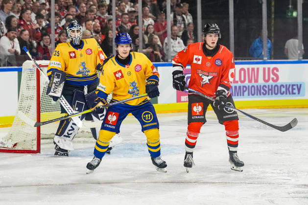 Eishockey CHL 5. Spieltag Kölner Haie - Herning Blue Fox am 07.10.2026 in der Lanxess Arena in Köln Jänis Fecers ( Herning ), links - Mads Skov Larsen ( Herning ), mitte - Kevin Niedenz ( Köln ), rechts