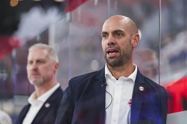 Ice hockey, Eishockey - CHL, EC RBS vs Berlin SALZBURG,AUSTRIA,07.OCT.26 - ICE HOCKEY - CHL, Champions Hockey League, group stage, EC Red Bull Salzburg vs Eisbaeren Berlin. Image shows head coach Alan Letang (EC RBS).  GEPAxpictures xDavidxGeieregger