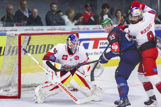 Ice hockey, Eishockey - CHL, EC RBS vs Berlin SALZBURG,AUSTRIA,07.OCT.26 - ICE HOCKEY - CHL, Champions Hockey League, group stage, EC Red Bull Salzburg vs Eisbaeren Berlin. Image shows David Kickert (EC RBS), Frederik Tiffels (Berlin) and Ali Wukovits (EC RBS).  GEPAxpictures xDavidxGeieregger