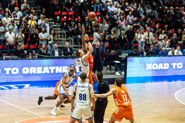 07.10.2026, GER, BKT Eurocup, Basketball, Chemnitz, Niners Chemnitz - Neptunas Klaipeda Tipp off, Martynas Echodas (Neptunas Klaipeda, 14), Nighael Ceaser (Niners Chemnitz, 22) Chemnitz Messe Chemnitz Sachsen Deutschland