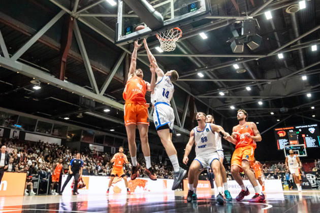 07.10.2026, GER, BKT Eurocup, Basketball, Chemnitz, Niners Chemnitz - Neptunas Klaipeda Jannis von Seckendorff (Niners Chemnitz, 90), Martynas Echodas (Neptunas Klaipeda, 14) Chemnitz Messe Chemnitz Sachsen Deutschland