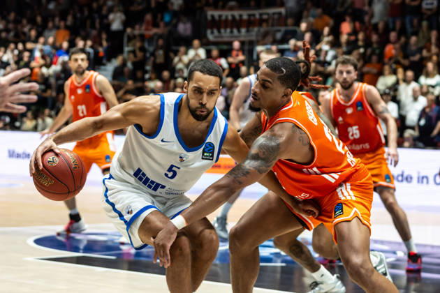 07.10.2026, GER, BKT Eurocup, Basketball, Chemnitz, Niners Chemnitz - Neptunas Klaipeda Yannick Franke (Neptunas Klaipeda, 5), Nighael Ceaser (Niners Chemnitz, 22) Chemnitz Messe Chemnitz Sachsen Deutschland
