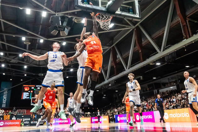 07.10.2026, GER, BKT Eurocup, Basketball, Chemnitz, Niners Chemnitz - Neptunas Klaipeda Cobe Williams (Niners Chemnitz, 24), Elvar Fridriksson (Neptunas Klaipeda, 10) Chemnitz Messe Chemnitz Sachsen Deutschland