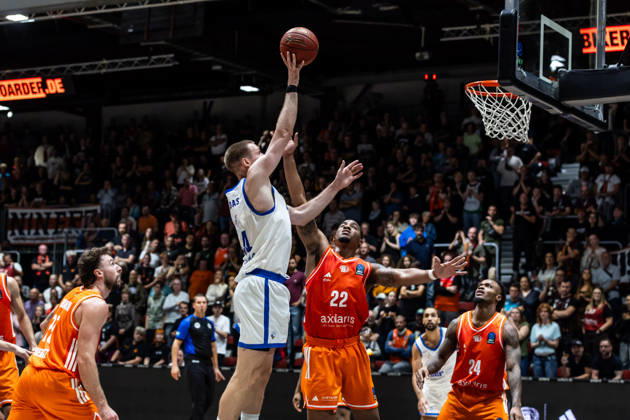 07.10.2026, GER, BKT Eurocup, Basketball, Chemnitz, Niners Chemnitz - Neptunas Klaipeda Martynas Echodas (Neptunas Klaipeda, 14), Nighael Ceaser (Niners Chemnitz, 22) Chemnitz Messe Chemnitz Sachsen Deutschland