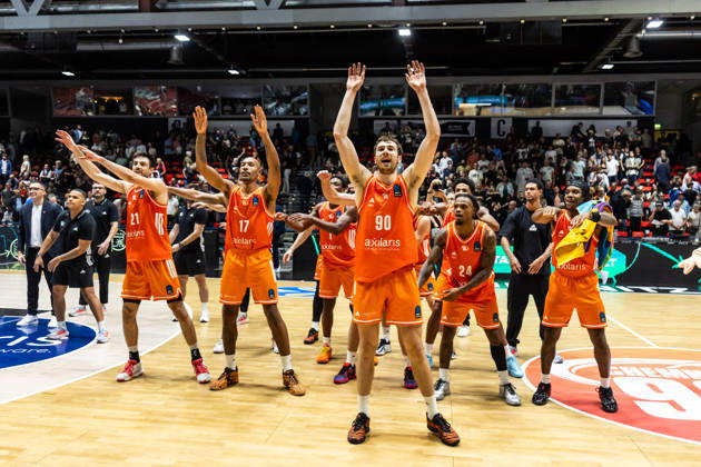 07.10.2026, GER, BKT Eurocup, Basketball, Chemnitz, Niners Chemnitz - Neptunas Klaipeda Jannis von Seckendorff (Niners Chemnitz, 90) jubelt mit dem Team Chemnitz Messe Chemnitz Sachsen Deutschland
