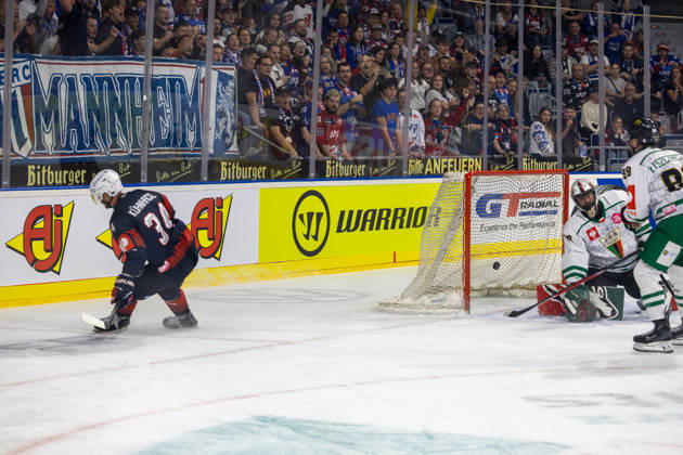 (Mannheim, Germany, 26 10 07) CHL (Champions Hockey League) 2026 27, Match day five: Adler Mannheim (Germany) vs. GKS Tychy (Poland) Tom Kühnhackl (34, Mannheim) scores to make it 2 0 Mannheim Baden-Wurttemberg Germany Copyright: xUdoxHerrmannx
