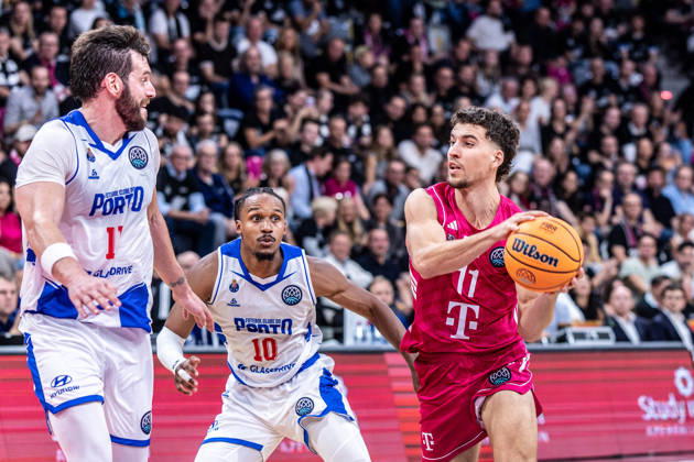 Aleksa Kovacevic (Telekom Baskets Bonn, 11) vs James Woodard (FC Porto, 10), Miguel Queiroz (FC Porto, 11) Telekom Baskets Bonn vs. FC Porto, Basketball, Basketball Champions League, 01. Spieltag, 2026 2027, 07.10.2026 Telekom Baskets Bonn vs. FC Porto, Basketball, Basketball Champions League, 01. Spieltag, 2026 2027, 07.10.2026 Bonn Copyright: xEibner-Pressefoto GerhardxWingenderx EP_GWR