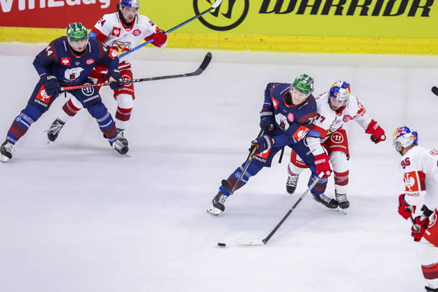Ice hockey, Eishockey - CHL, EC RBS vs Berlin SALZBURG,AUSTRIA,07.OCT.26 - ICE HOCKEY - CHL, Champions Hockey League, group stage, EC Red Bull Salzburg vs Eisbaeren Berlin. Image shows Eric Hoerdler (Berlin) and Adam Brooks (EC RBS).  GEPAxpictures xDavidxGeieregger