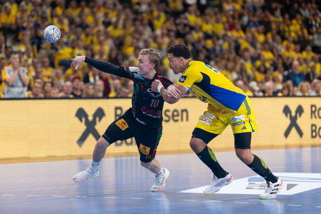 KIELCE, POLAND - OCTOBER 7: Gisli Thorgeir Kristjansson Theo Monar during the EHF Champions League Group F match between Industria Kielce nad SC Magdeburg at Hala Legionow on October 2, 2026 in Kielce, Poland --- Pilka reczna. EHF Liga Mistrzow. Industria Kielce - SC Magdeburg. (Photo by Igor Jakubowski Arena Akcji) NEWSPIX.PL --- newspix.pl