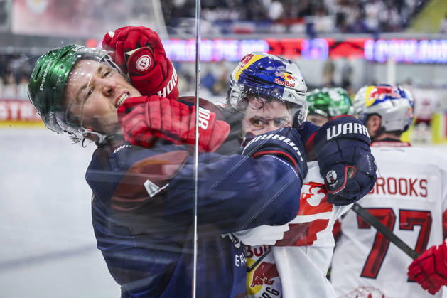 Ice hockey, Eishockey - CHL, EC RBS vs Berlin SALZBURG,AUSTRIA,07.OCT.26 - ICE HOCKEY - CHL, Champions Hockey League, group stage, EC Red Bull Salzburg vs Eisbaeren Berlin. Image shows Adam Smith (Berlin) and Wyatt Kalynuk (EC RBS).  GEPAxpictures xDavidxGeieregger