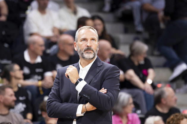 Head Coach Fernando SA (FCP, mi.) konzentriert, nachdenklich, Einzelbild. Endstand 78:74, Basketball Champions League Telekom Baskets Bonn (GER)-FC Porto (POR) BONN vs FCP Hauptrunde, Gruppe H, im T E L E K O M D O M E, am 07.10.2026,