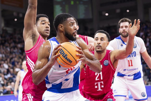 Xeyrius WILLIAMS (FCP 20, mi.) am Ball, im Zweikampf gegen Marcus FOSTER (BONN 0, li.) und Joel AMINU (BONN 21, re.), Aktion. Endstand 78:74, Basketball Champions League Telekom Baskets Bonn (GER)-FC Porto (POR) BONN vs FCP Hauptrunde, Gruppe H, im T E L E K O M D O M E, am 07.10.2026,