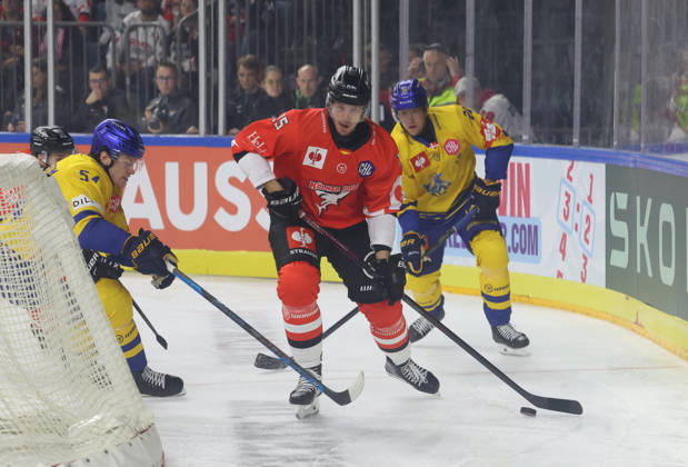 v.l. Matteus Soederbom (Herning Blue Fox 54), Louis-Marc Aubry (Koelner Haie 15), Emil Kristensen (Herning Blue Fox 28) GER, Koelner Haie vs. Herning Blue Fox, Eishockey, DEL, Spielzeit 2026 2027, 07.10.2026 GER, Koelner Haie vs. Herning Blue Fox, Eishockey, DEL, Spielzeit 2026 2027, 07.10.2026 Deutschland Copyright: xEibner-Pressefoto ThomasxStoeckerx EP_TSR