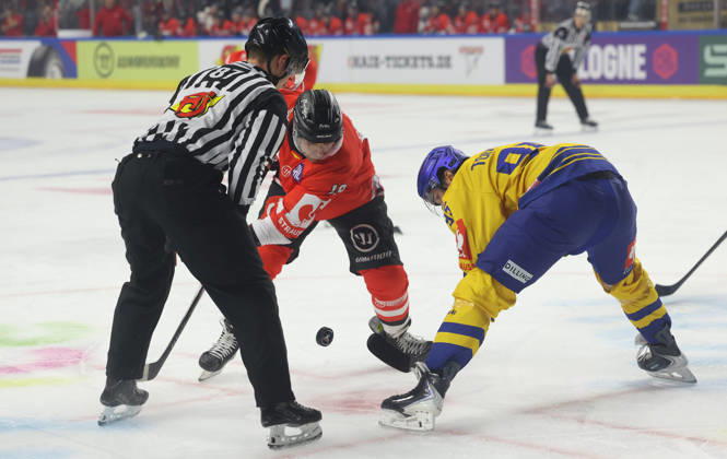 v.l. Frederik Storm (Koelner Haie 19), Artturi Toivola (Herning Blue Fox 95) GER, Koelner Haie vs. Herning Blue Fox, Eishockey, DEL, Spielzeit 2026 2027, 07.10.2026 GER, Koelner Haie vs. Herning Blue Fox, Eishockey, DEL, Spielzeit 2026 2027, 07.10.2026 Deutschland Copyright: xEibner-Pressefoto ThomasxStoeckerx EP_TSR