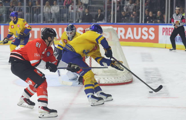 v.l. Mateu Spath (Koelner Haie 81), Jaenis Fecers (Herning Blue Fox 35), Lukas Bang (Herning Blue Fox 29), im Hintergrund Emil Kristensen (Herning Blue Fox 28) GER, Koelner Haie vs. Herning Blue Fox, Eishockey, DEL, Spielzeit 2026 2027, 07.10.2026 GER, Koelner Haie vs. Herning Blue Fox, Eishockey, DEL, Spielzeit 2026 2027, 07.10.2026 Deutschland Copyright: xEibner-Pressefoto ThomasxStoeckerx EP_TSR