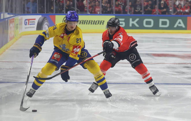Im Zweikampf v.l. Lukas Bang (Herning Blue Fox 29), Daniel Fischbuch (Koelner Haie 71) GER, Koelner Haie vs. Herning Blue Fox, Eishockey, DEL, Spielzeit 2026 2027, 07.10.2026 GER, Koelner Haie vs. Herning Blue Fox, Eishockey, DEL, Spielzeit 2026 2027, 07.10.2026 Deutschland Copyright: xEibner-Pressefoto ThomasxStoeckerx EP_TSR
