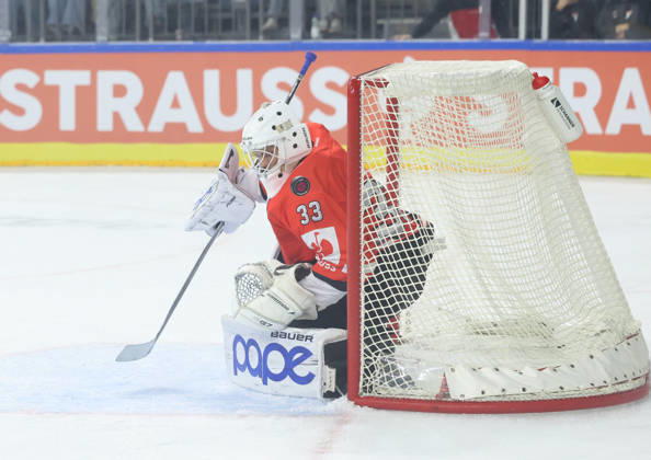 Hielt jeden Schuss, hier mit der Schulter, Nico Wiens (Koelner Haie 33) GER, Koelner Haie vs. Herning Blue Fox, Eishockey, DEL, Spielzeit 2026 2027, 07.10.2026 GER, Koelner Haie vs. Herning Blue Fox, Eishockey, DEL, Spielzeit 2026 2027, 07.10.2026 Deutschland Copyright: xEibner-Pressefoto ThomasxStoeckerx EP_TSR
