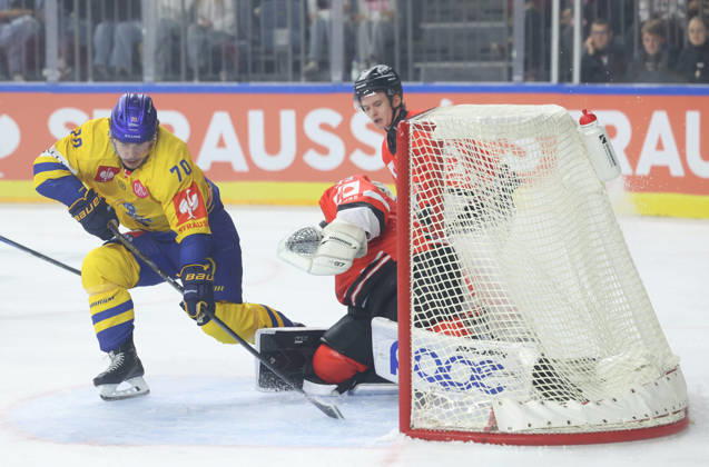 Kein vorbeikommen fuer die Gaeste v.l. Oliver Kiljunen (Herning Blue Fox 70), Nico Wiens (Koelner Haie 33), weiterer Spieler Koelner Haie GER, Koelner Haie vs. Herning Blue Fox, Eishockey, DEL, Spielzeit 2026 2027, 07.10.2026 GER, Koelner Haie vs. Herning Blue Fox, Eishockey, DEL, Spielzeit 2026 2027, 07.10.2026 Deutschland Copyright: xEibner-Pressefoto ThomasxStoeckerx EP_TSR