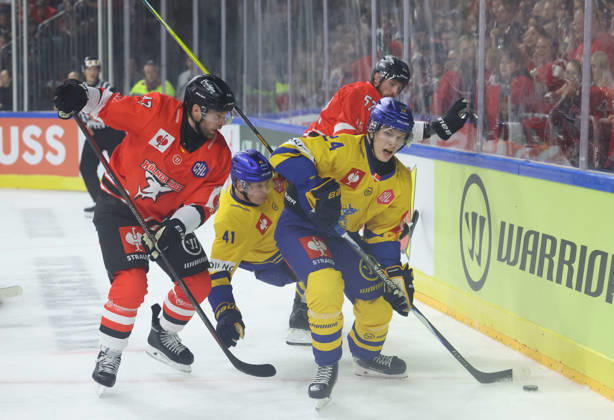 v.l. Veli-Matti Vittasmaki (Koelner Haie 47), Mads Larsen (Herning Blue Fox 41), Lasse Baerentsen (Herning Blue Fox 24), Brady Austin (Koelner Haie 57) GER, Koelner Haie vs. Herning Blue Fox, Eishockey, DEL, Spielzeit 2026 2027, 07.10.2026 GER, Koelner Haie vs. Herning Blue Fox, Eishockey, DEL, Spielzeit 2026 2027, 07.10.2026 Deutschland Copyright: xEibner-Pressefoto ThomasxStoeckerx EP_TSR