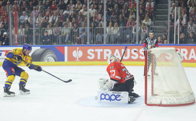 v.l. Morten Poulsen (Herning Blue Fox 38), Nico Wiens (Koelner Haie 33) GER, Koelner Haie vs. Herning Blue Fox, Eishockey, DEL, Spielzeit 2026 2027, 07.10.2026 GER, Koelner Haie vs. Herning Blue Fox, Eishockey, DEL, Spielzeit 2026 2027, 07.10.2026 Deutschland Copyright: xEibner-Pressefoto ThomasxStoeckerx EP_TSR