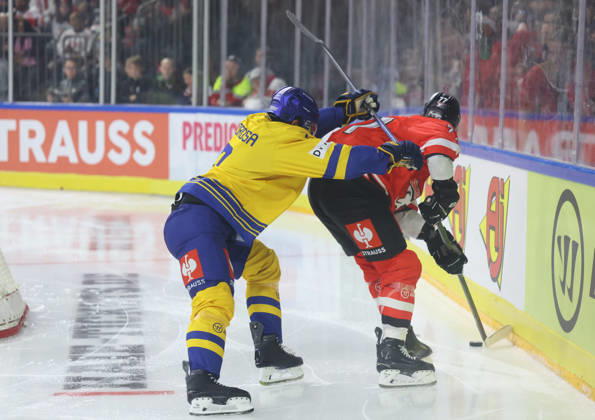 v.l. Terrance Amorosa (Herning Blue Fox 07), Ryan MacInnis (Koelner Haie 77) GER, Koelner Haie vs. Herning Blue Fox, Eishockey, DEL, Spielzeit 2026 2027, 07.10.2026 GER, Koelner Haie vs. Herning Blue Fox, Eishockey, DEL, Spielzeit 2026 2027, 07.10.2026 Deutschland Copyright: xEibner-Pressefoto ThomasxStoeckerx EP_TSR