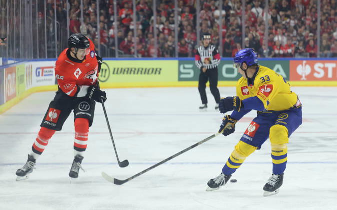 v.l. Marco Muenzenberger (Koelner Haie 65), Kasper Larsen (Herning Blue Fox 33) GER, Koelner Haie vs. Herning Blue Fox, Eishockey, DEL, Spielzeit 2026 2027, 07.10.2026 GER, Koelner Haie vs. Herning Blue Fox, Eishockey, DEL, Spielzeit 2026 2027, 07.10.2026 Deutschland Copyright: xEibner-Pressefoto ThomasxStoeckerx EP_TSR