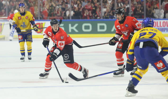 v.l. Mateu Spaeth (Koelner Haie 81), Daniel Fischbuch (Koelner Haie 71), Oskars Cibulskis (Herning Blue Fox 27), im Hintergrund weiterer Spieler von Herning Blue Fox GER, Koelner Haie vs. Herning Blue Fox, Eishockey, DEL, Spielzeit 2026 2027, 07.10.2026 GER, Koelner Haie vs. Herning Blue Fox, Eishockey, DEL, Spielzeit 2026 2027, 07.10.2026 Deutschland Copyright: xEibner-Pressefoto ThomasxStoeckerx EP_TSR
