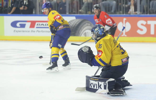 v.l. Mads Larsen (Herning Blue Fox 41), Jaenis Fecers (Herning Blue Fox 35), im Hintergrund ein Spieler der Koelner Haie GER, Koelner Haie vs. Herning Blue Fox, Eishockey, DEL, Spielzeit 2026 2027, 07.10.2026 GER, Koelner Haie vs. Herning Blue Fox, Eishockey, DEL, Spielzeit 2026 2027, 07.10.2026 Deutschland Copyright: xEibner-Pressefoto ThomasxStoeckerx EP_TSR