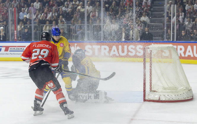 v.l. Tim Fleischer (Koelner Haie 29), Mads Larsen (Herning Blue Fox 41), Jaenis Fecers (Herning Blue Fox 35) GER, Koelner Haie vs. Herning Blue Fox, Eishockey, DEL, Spielzeit 2026 2027, 07.10.2026 GER, Koelner Haie vs. Herning Blue Fox, Eishockey, DEL, Spielzeit 2026 2027, 07.10.2026 Deutschland Copyright: xEibner-Pressefoto ThomasxStoeckerx EP_TSR