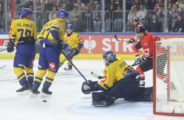 v.l. Oliver Kiljunen (Herning Blue Fox 70), Oskars Cibulskis (Herning Blue Fox 27), Jaenis Fecers (Herning Blue Fox 35), Frederik Storm (Koelner Haie 19) im Hintergrund Mads Larsen (Herning Blue Fox 41) und ein Spieler der Koelner Haie GER, Koelner Haie vs. Herning Blue Fox, Eishockey, DEL, Spielzeit 2026 2027, 07.10.2026 GER, Koelner Haie vs. Herning Blue Fox, Eishockey, DEL, Spielzeit 2026 2027, 07.10.2026 Deutschland Copyright: xEibner-Pressefoto ThomasxStoeckerx EP_TSR