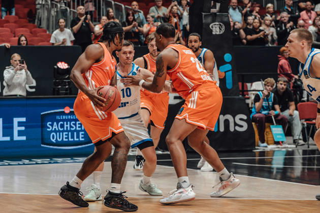 2. Spieltag des Basketball Eurocup Niners Chemnitz - Klaipedos Neptunas 07.10.2026 ab 19.00 Uhr Chemnitz, Chemnitz Arena Im Foto: 02 Stefan Smith,m 10 Elvar Fridkriksson, 22 Nighaeal Ceaser 2. Spieltag des Basketball Eurocup Niners Chemnitz - Klaipedos Neptunas Chemnitz Sachsen Deutschland Copyright: xEHLxMedia MichelxKöhlerx 20262709-Niners-Chemnitz-Klaipeda-Neptunas-002