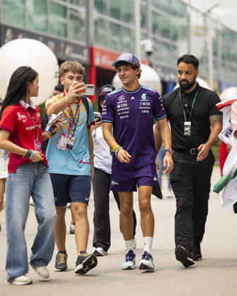F1 - SINGAPORE GRAND PRIX 2026 KIMI ANTONELLI Andrea (ita), Mercedes AMG F1 Team W16, portrait during the 2026 Formula 1 Singapore Grand Prix, 17th round of the 2026 Formula One World Championship, WM, Weltmeisterschaft from October 9 to 11, 2026 on the Marina Bay Street Circuit, in Singapore, Singapore - SingaporeSingapore  Copyright: xJulienxDelfossex