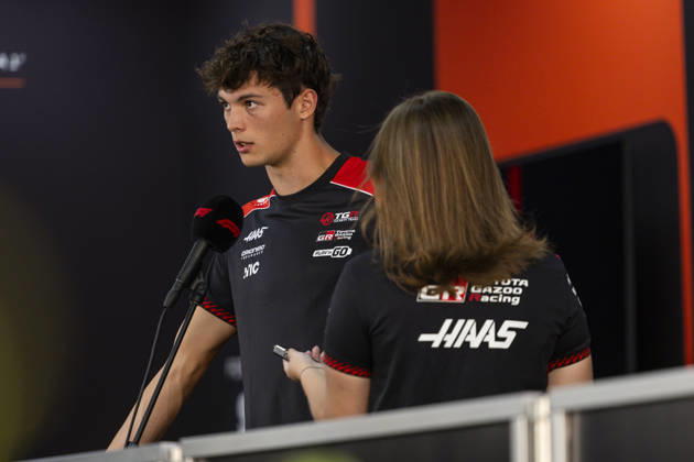 F1 - SINGAPORE GRAND PRIX 2026 BEARMAN Ollie Oliver (gbr), TGR Haas F1 Team VF-26, portrait during the 2026 Formula 1 Singapore Grand Prix, 17th round of the 2026 Formula One World Championship, WM, Weltmeisterschaft from October 9 to 11, 2026 on the Marina Bay Street Circuit, in Singapore, Singapore - SingaporeSingapore  Copyright: xJulienxDelfossex