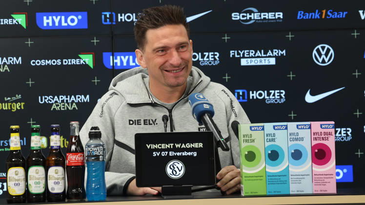 08.10.2026, xrekx, Fussball 1.Bundesliga , SV Elversberg - Pressekonferenz mit Vincent Wagner v.l. Vincent Wagner Trainer (SV 07 Elversberg) Elversberg