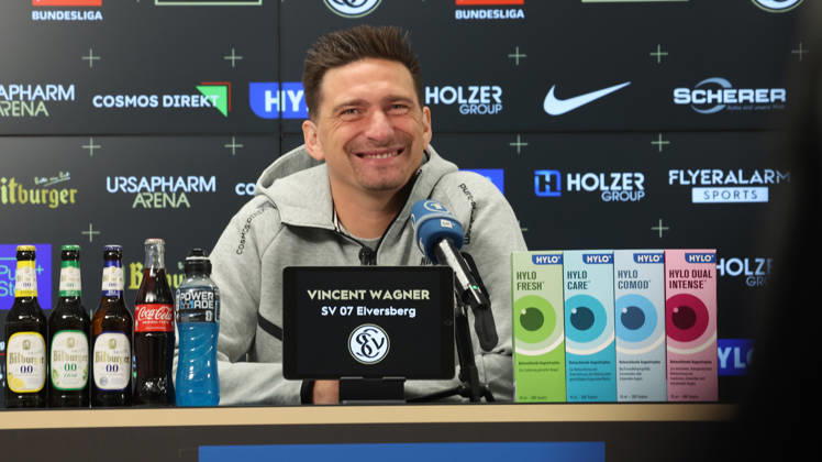 08.10.2026, xrekx, Fussball 1.Bundesliga , SV Elversberg - Pressekonferenz mit Vincent Wagner v.l. Vincent Wagner Trainer (SV 07 Elversberg) Elversberg