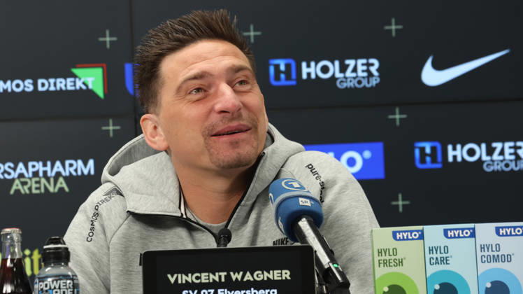 08.10.2026, xrekx, Fussball 1.Bundesliga , SV Elversberg - Pressekonferenz mit Vincent Wagner v.l. Vincent Wagner Trainer (SV 07 Elversberg) Elversberg