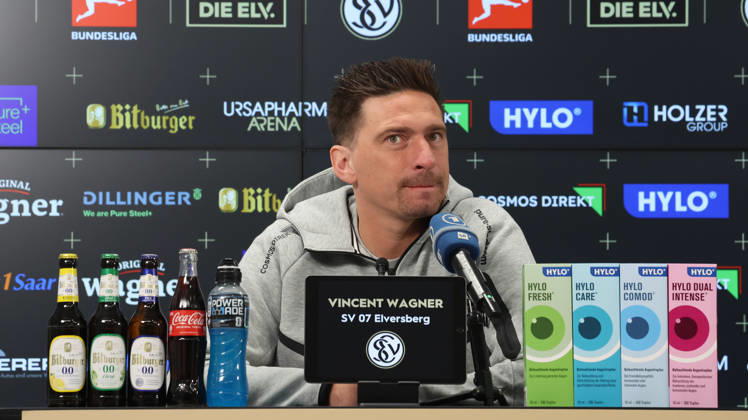 08.10.2026, xrekx, Fussball 1.Bundesliga , SV Elversberg - Pressekonferenz mit Vincent Wagner v.l. Vincent Wagner Trainer (SV 07 Elversberg) Elversberg
