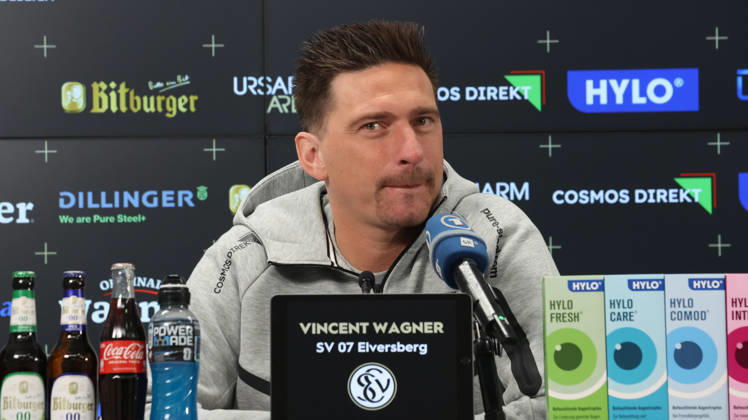 08.10.2026, xrekx, Fussball 1.Bundesliga , SV Elversberg - Pressekonferenz mit Vincent Wagner v.l. Vincent Wagner Trainer (SV 07 Elversberg) Elversberg