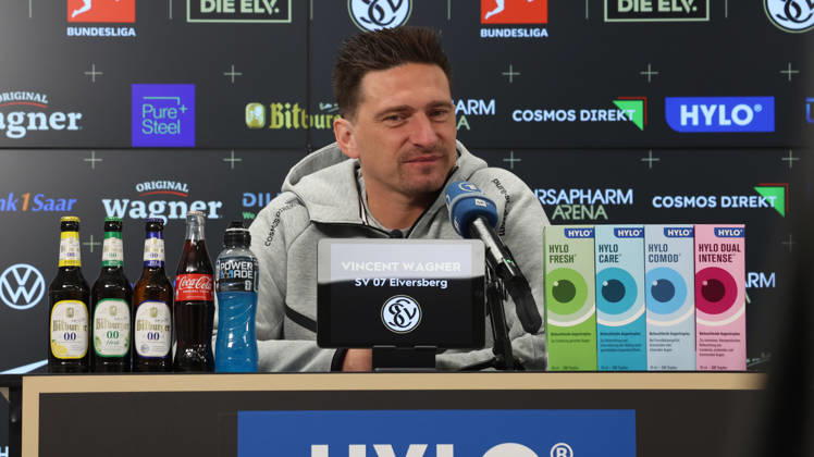 08.10.2026, xrekx, Fussball 1.Bundesliga , SV Elversberg - Pressekonferenz mit Vincent Wagner v.l. Vincent Wagner Trainer (SV 07 Elversberg) Elversberg