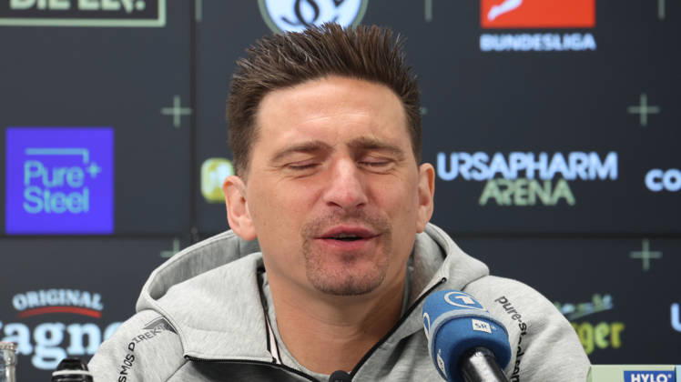 08.10.2026, xrekx, Fussball 1.Bundesliga , SV Elversberg - Pressekonferenz mit Vincent Wagner v.l. Vincent Wagner Trainer (SV 07 Elversberg) Elversberg