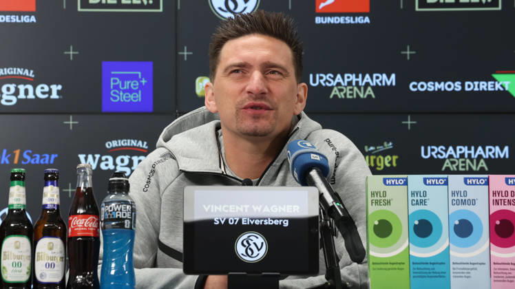 08.10.2026, xrekx, Fussball 1.Bundesliga , SV Elversberg - Pressekonferenz mit Vincent Wagner v.l. Vincent Wagner Trainer (SV 07 Elversberg) Elversberg