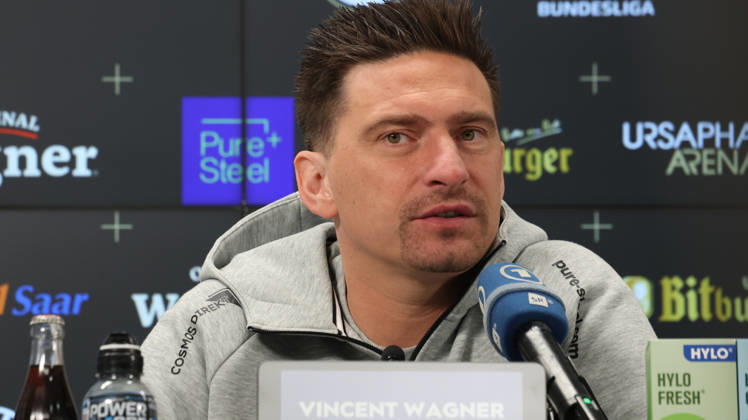 08.10.2026, xrekx, Fussball 1.Bundesliga , SV Elversberg - Pressekonferenz mit Vincent Wagner v.l. Vincent Wagner Trainer (SV 07 Elversberg) Elversberg