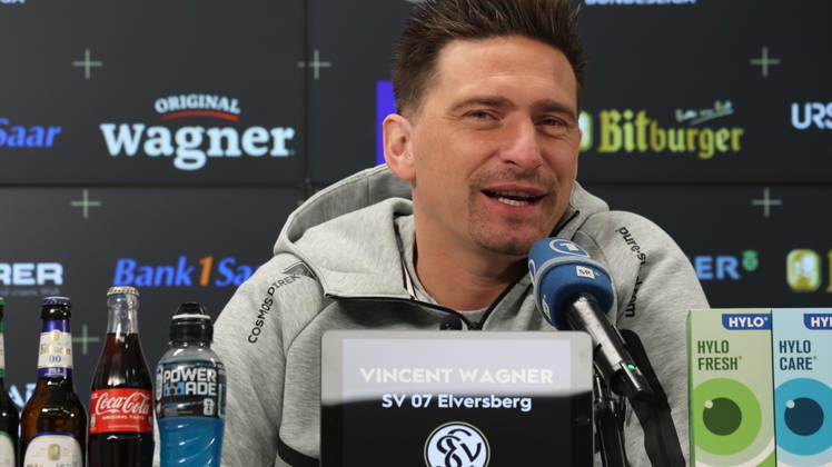 08.10.2026, xrekx, Fussball 1.Bundesliga , SV Elversberg - Pressekonferenz mit Vincent Wagner v.l. Vincent Wagner Trainer (SV 07 Elversberg) Elversberg