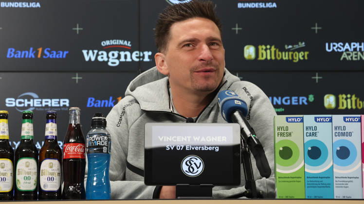 08.10.2026, xrekx, Fussball 1.Bundesliga , SV Elversberg - Pressekonferenz mit Vincent Wagner v.l. Vincent Wagner Trainer (SV 07 Elversberg) Elversberg